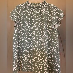 ✅ 🤯 🆕 NWOT Green Polka Dot Flutter Sleeve Blouse Small